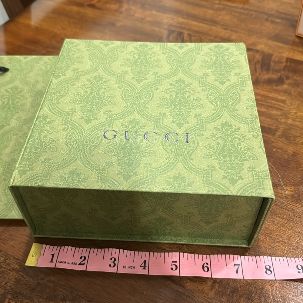 Authentic green magnetic closure Gucci gift box & bag and receipt card. - Picture 2 of 7
